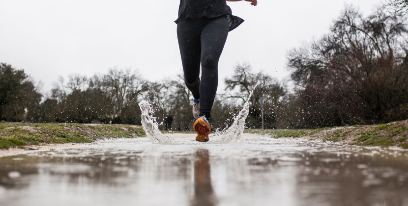 Mujer lleva a cabo sus entrenamientos de running en un terreno encharcado